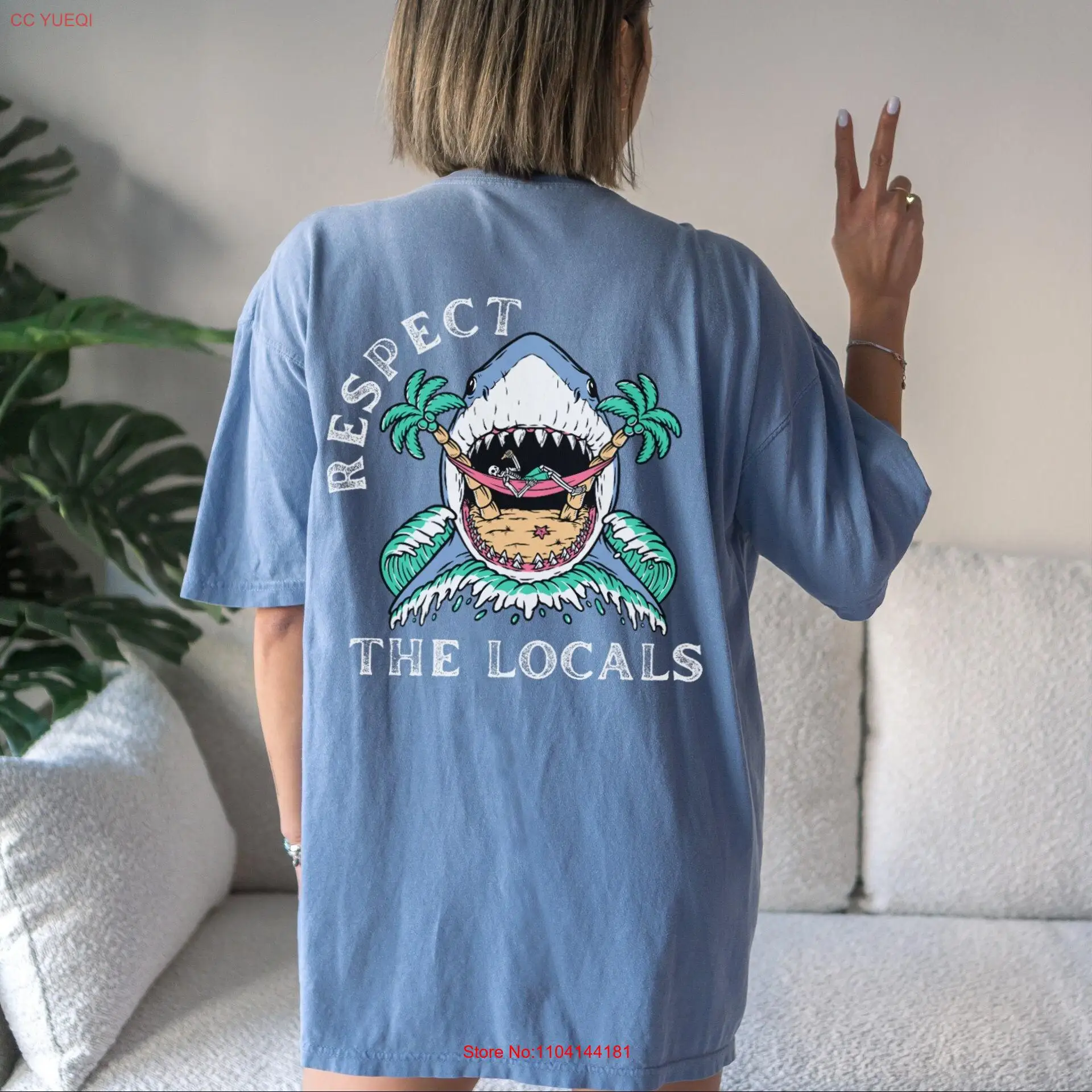 

Поважайте локалы, комфортные цвета, модная футболка со скелетом и акулой, пляжный серфер, лето VSCO, потертый океан