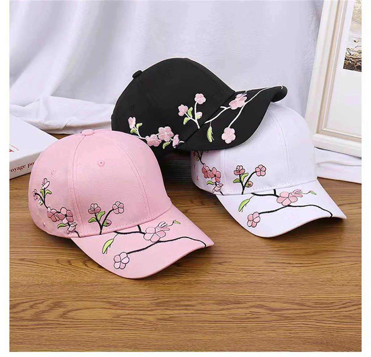 A new men\'s and women\'s plum embroidered cotton Korean version of the cap, casual sun-shading baseball cap