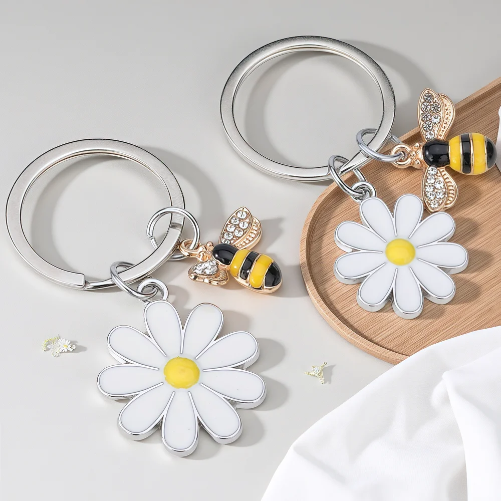 

3D Three-dimensional White Daisy Keychain Crystal Bee Metal Backpack Keyring Personalization Women Key Chain Accessories Gift
