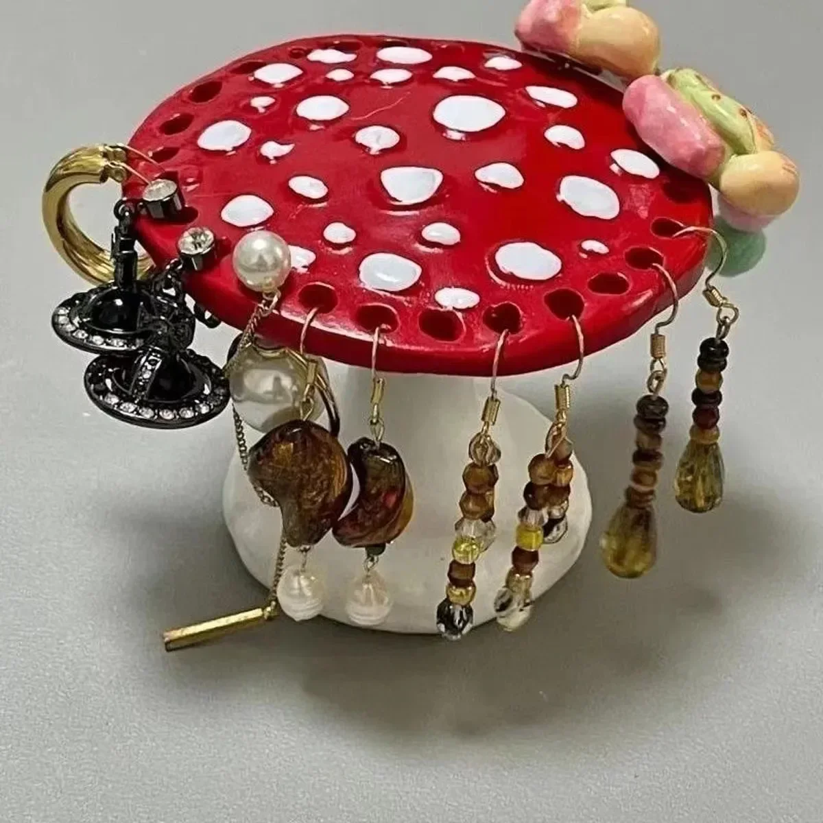 

Household Fashion Creative Mushroom Shape Earring Holder Resin Handicraft Makeup Table Desktop Decoration Jewelry Display Stand