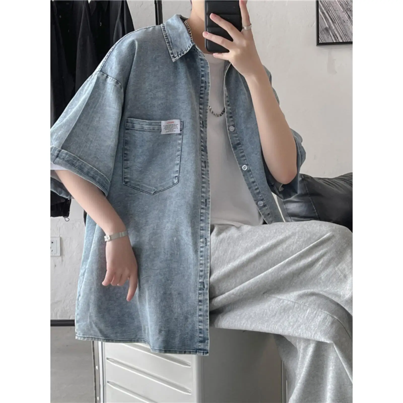 

Свободная мужская джинсовая рубашка с коротким рукавом в винтажном стиле, модная верхняя одежда для молодежи, которую можно носить как внутренний слой