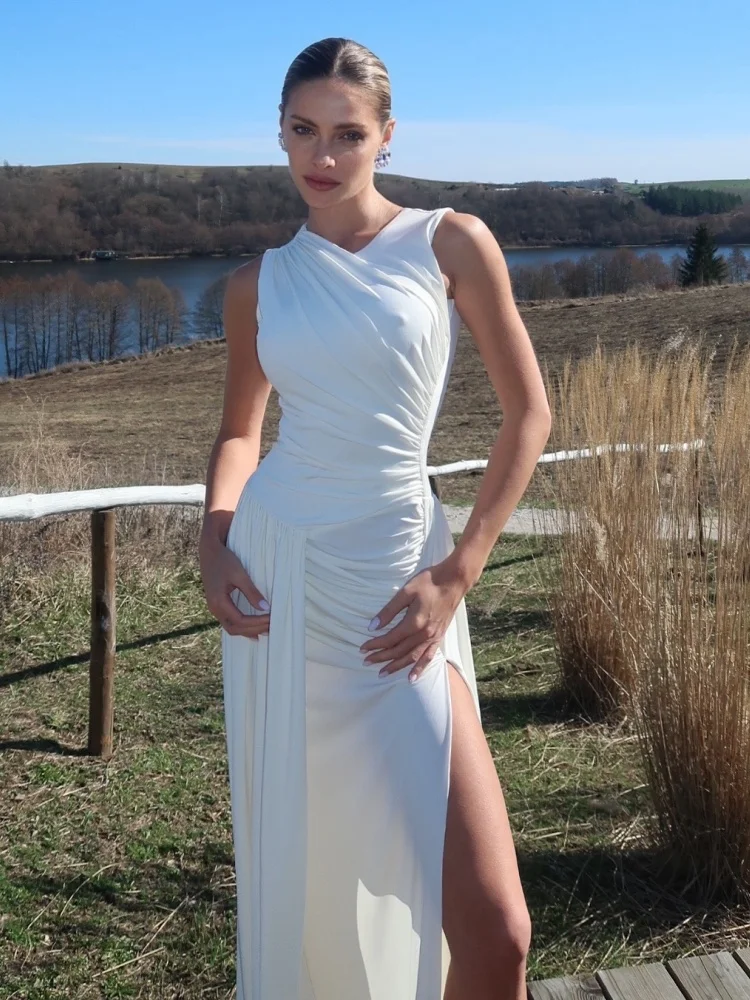 Eleganckie białe suknie wieczorowe z wysokim rozcięciem – bezrękawnik maxi z asymetrycznym drapowaniem, seksowna suknia formalna na bal i imprezę.
