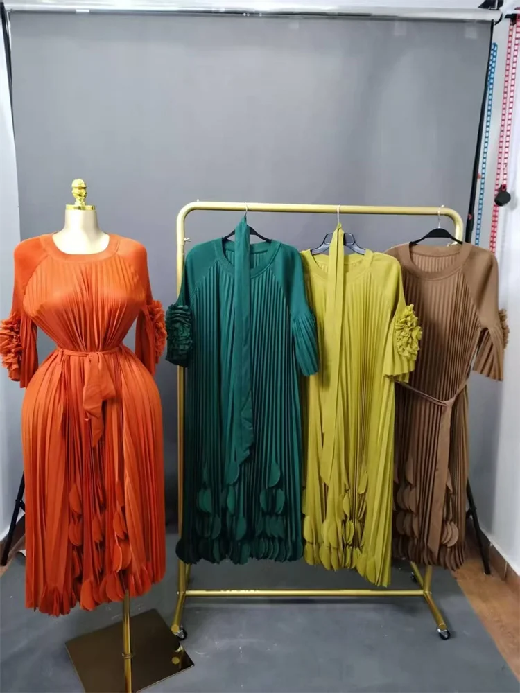 مياكي مطوي 2025 نمط المحكمة الجديد للربيع والصيف رقبة مستديرة بلون سادة زهور مكرنك يدوية مقاس كبير فساتين مطوية #6