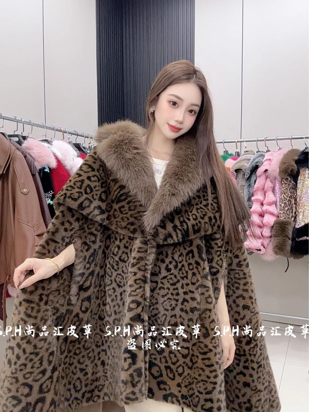 تصميم فريد من نوعه لخريف وشتاء جديد مريح كيب للسيدات شتوي بياقة من الفرو الصناعي للتخسيس معطف فروي طويل دافئ عباءة خارجية