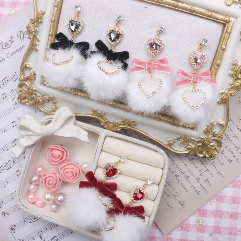 

Серьги ручной работы с бантом Jiraikei Lolita в японском стиле с иглами или зажимами, меховые шарики Kawaii, женские серьги со стразами в форме сердца