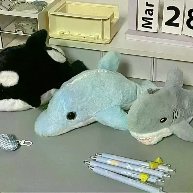 

1 шт., студенческие канцелярские принадлежности, милый плюшевый пенал в виде дельфина, акулы, школьные принадлежности, кавайная кукла, сумка для хранения в школу, сумка для ручек