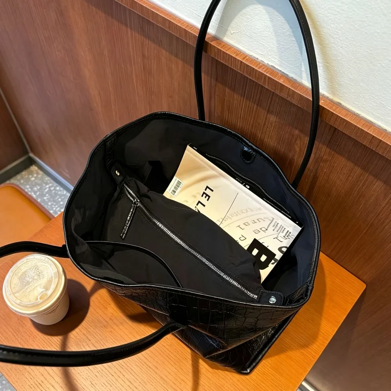 Weiche PU-Damen-Umhängetasche mit Steinstruktur, Vintage-Handtasche mit Tragegriff, leichte, wasserdichte Reise- und Pendler-Tragetasche, Schwarz – Detail 4