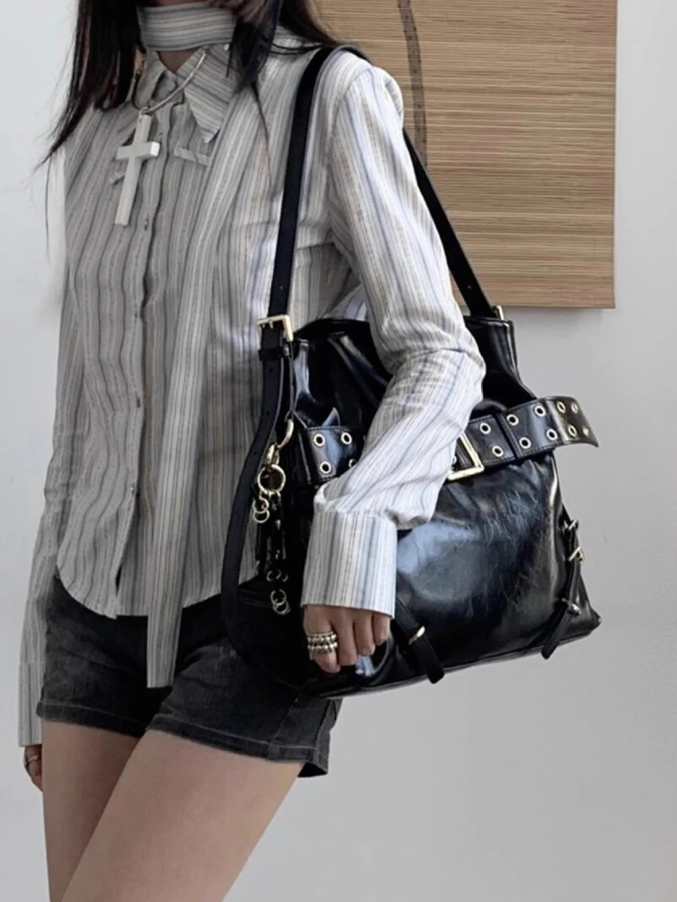 

Rivet locomotive large capacity American dark metal buckle design punk retro spicy girl single shoulder motorcycle bag