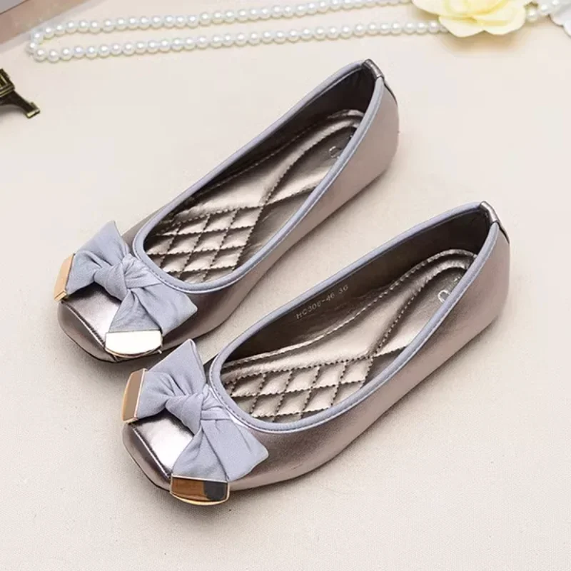2025 Spring and Autumn New Sweet Bow Square Head Large Size Shoes Flat Bottom Bean Shoes Fashion Soft Sole Casual Women's Shoes