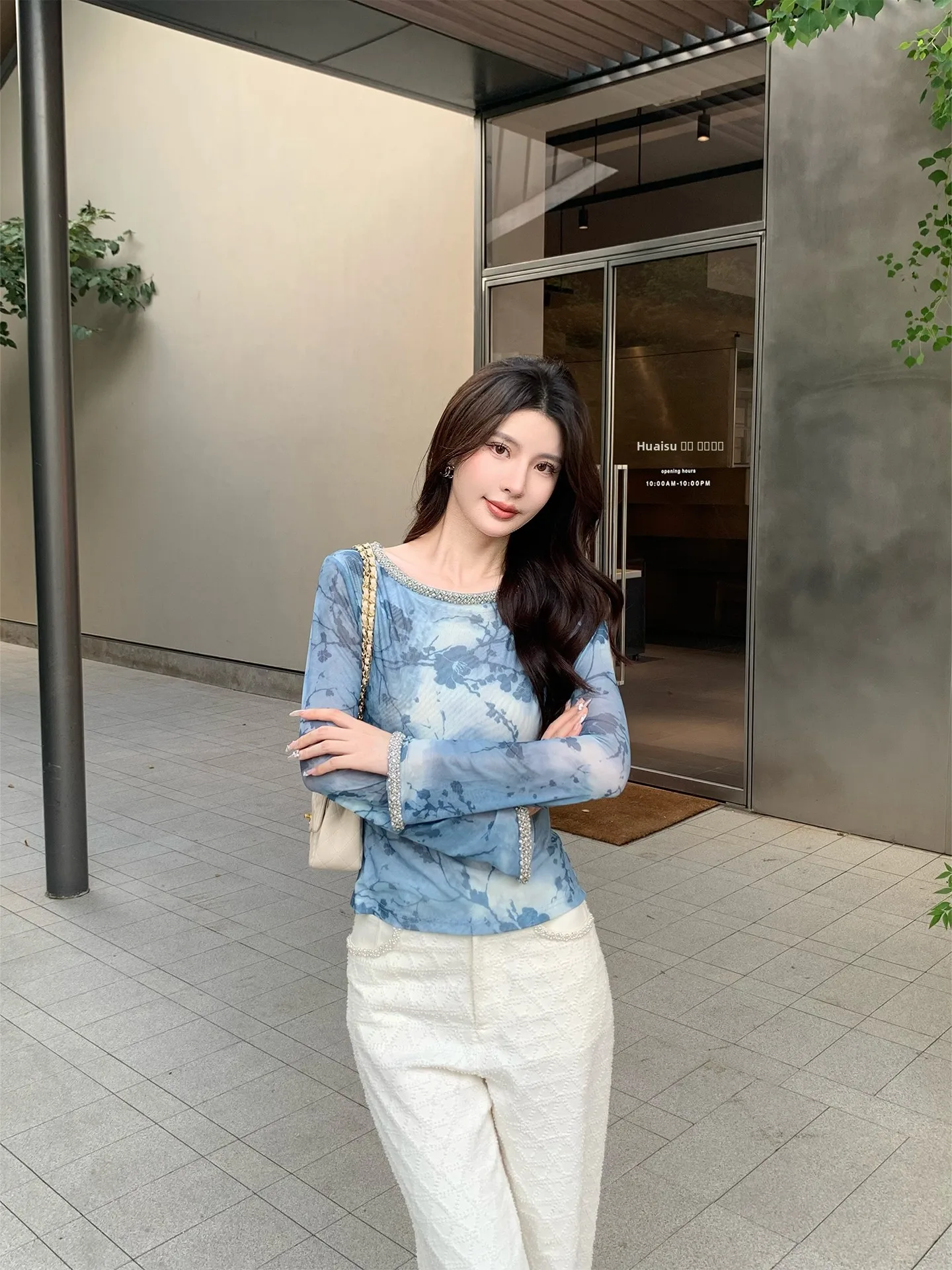 

Синяя женская весенняя блузка с длинными расклешенными рукавами, приталенная, с цветочным принтом, из полиэстера, повседневная