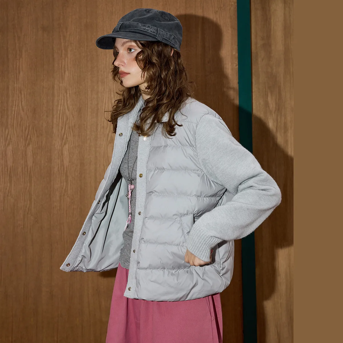 معطف شتوي نسائي لعام 2025 90% من ريش البط الأبيض معطف مرقع بأكمام متماسكة منتفخ بقصة ضيقة وتصميم خفيف الوزن سترة مزيج مزخرفة