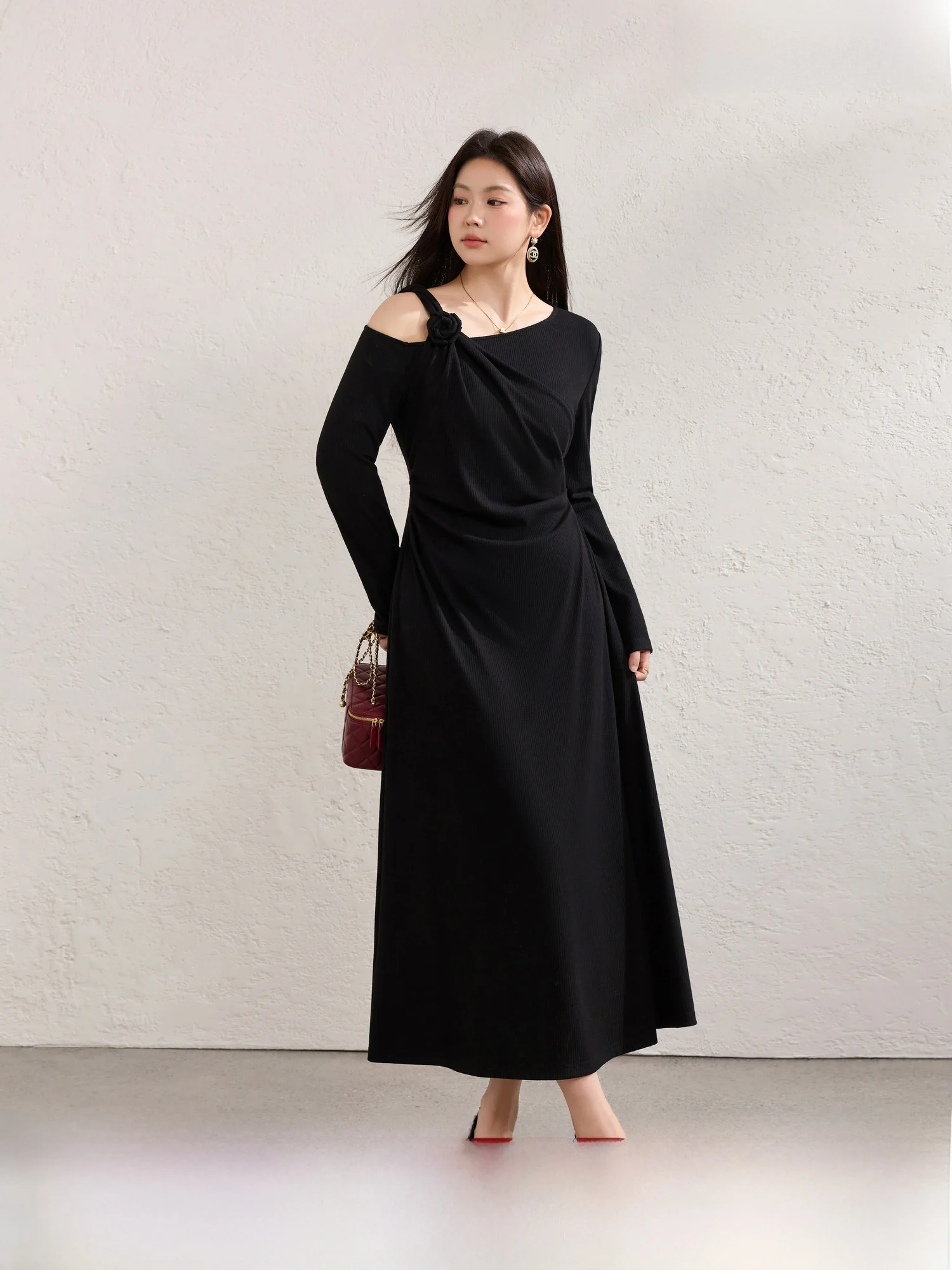 

Платье А-силуэта Ele Plus Size с асимметричным плиссированным подолом и открытыми плечами, приталенное, для весенней офисной одежды