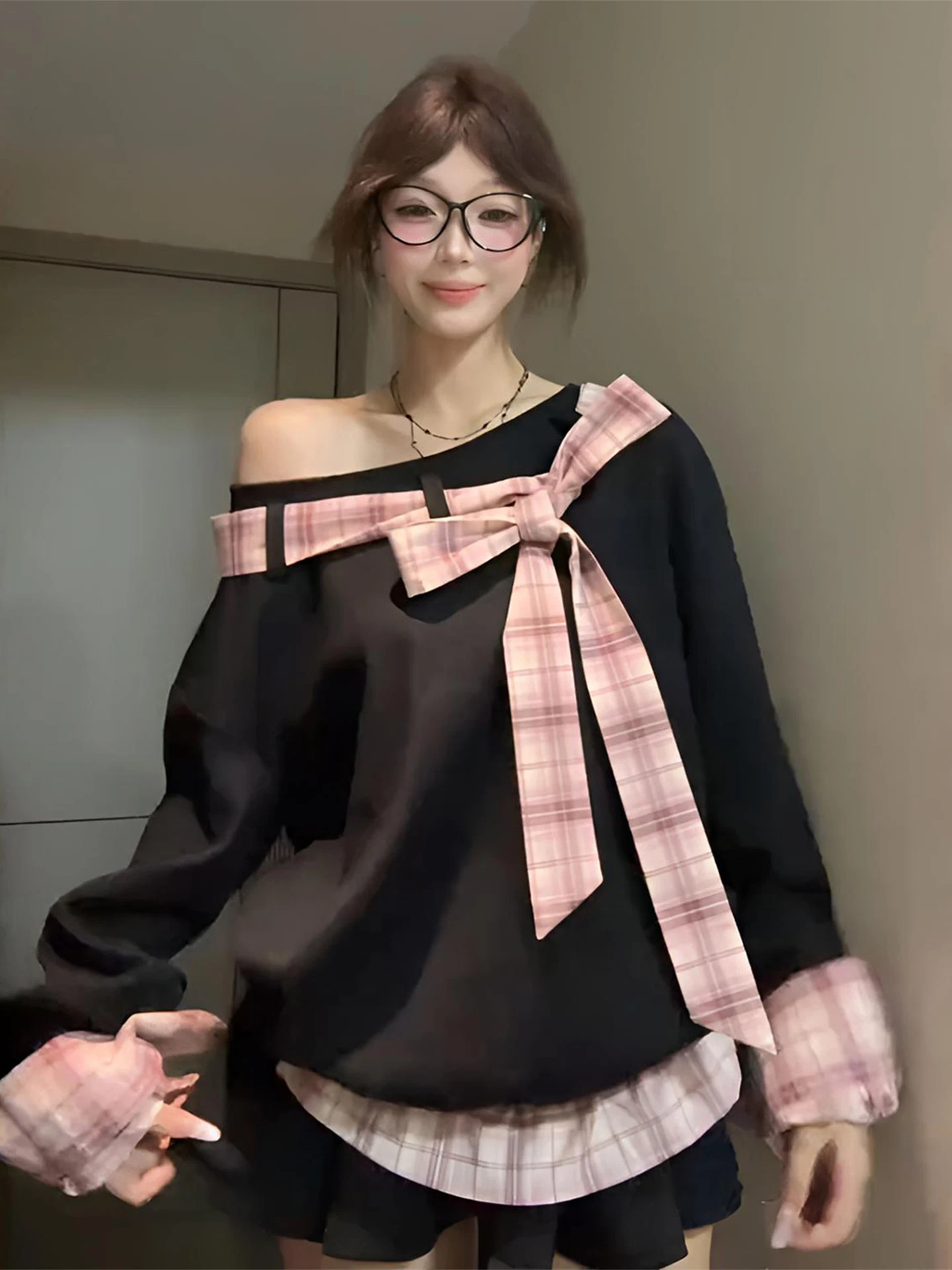 เสื้อสเวตเชิ้ตแขนยาวลายสก็อตทรงหลวมไหล่เฉียงแบบไม่มีฮู้ด สไตล์สาวหวานเท่ ไซส์ใหญ่ ลดอายุ สีดำ เหมาะสำหรับฤดูใบไม้ผลิและฤดูใบไม้ร่วง