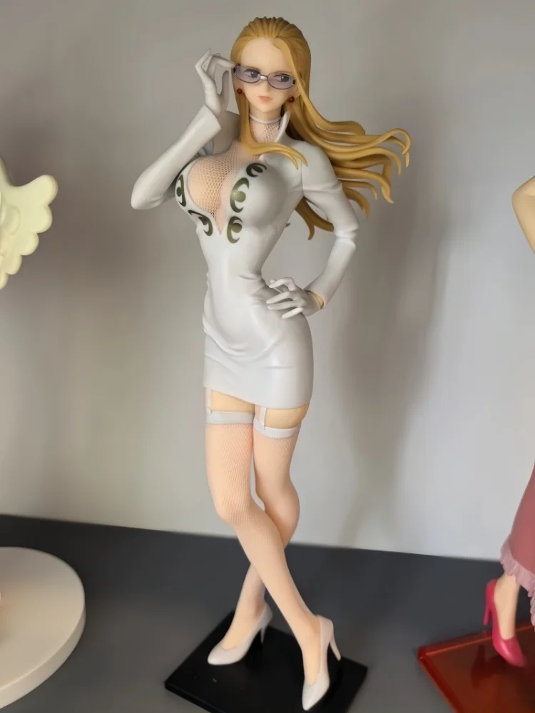 La statuetta monopezzo di Bandai Eyewear brilla con ciondolo. Nami Boa Hancock Robin Anime Personaggio Action Figure Modello Ornamento Regalo