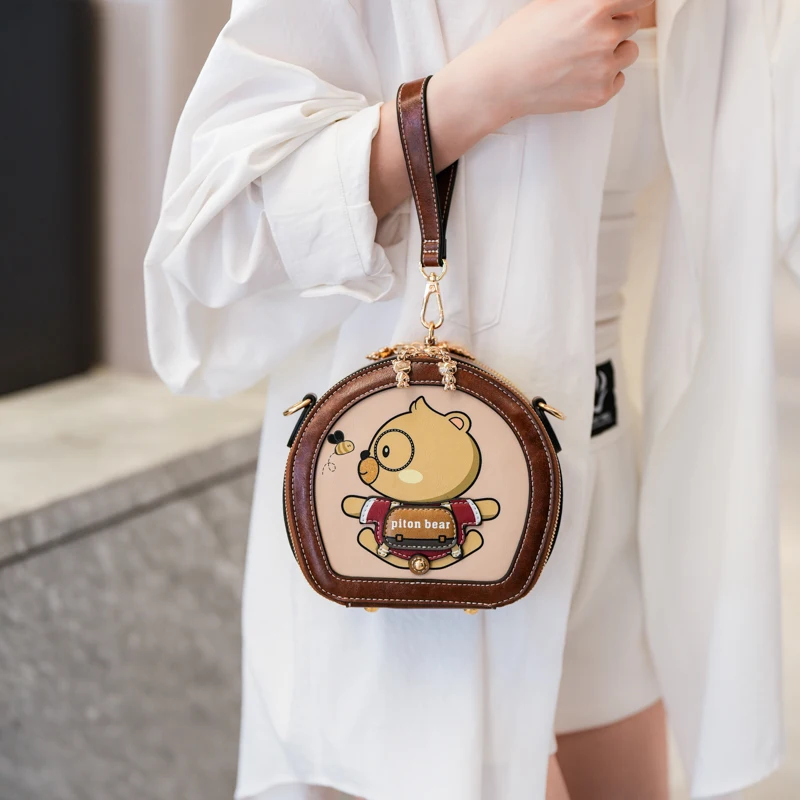 2025 بولي Leather حقيبة يد جلدية صغيرة شكل دائري حقيبة كتف الكرتون الطباعة حقيبة كروس الجسم العلامة التجارية تصميم حقيبة مقبض قصير للنساء