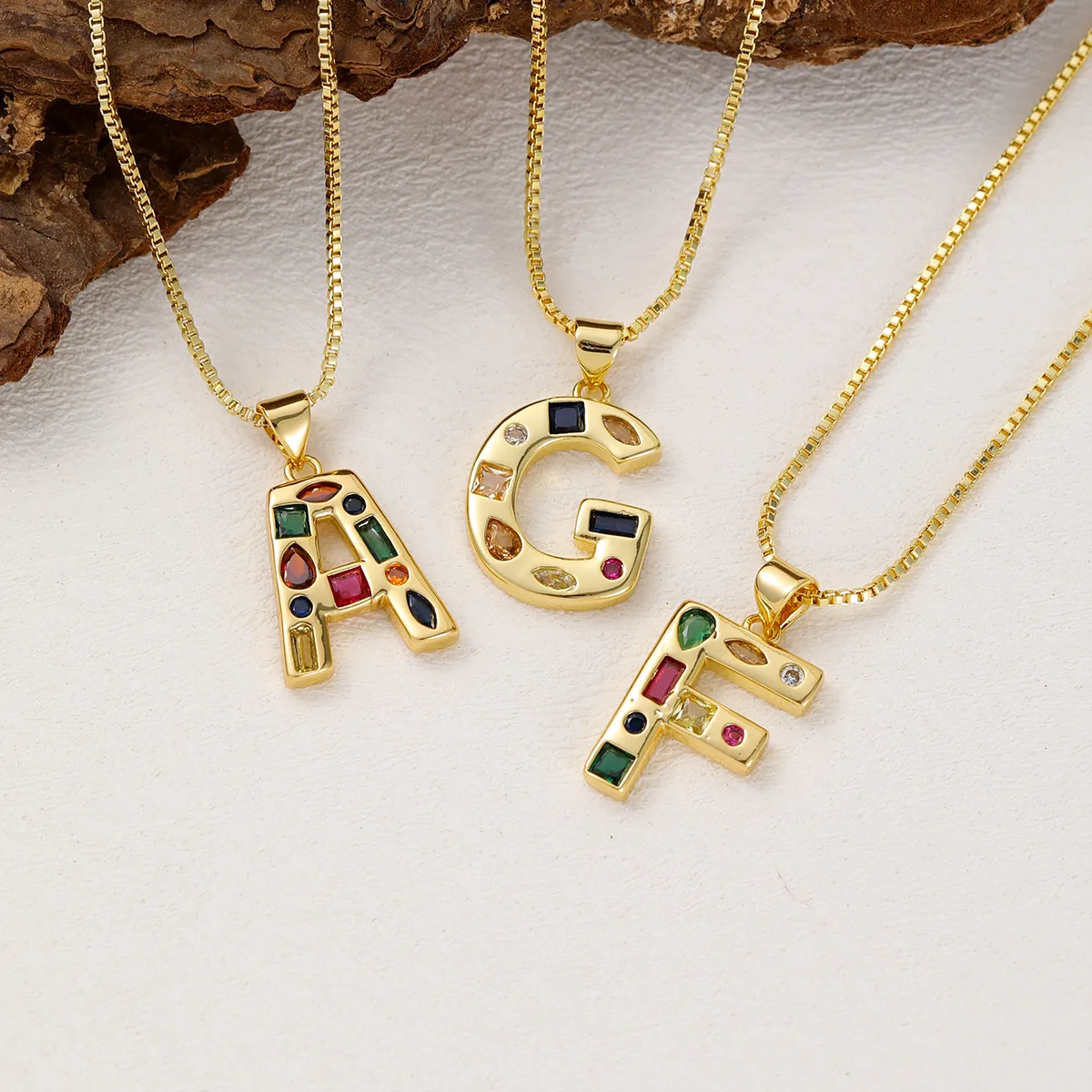 2025 新カラフルなジルコン絶妙な銅ゴールドメッキペンダントミニマリスト鎖骨チェーン A-Z バルーンレターネックレス女性のための 26 文字 18K ネックレス