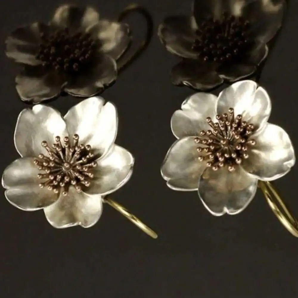 

Vintage Golden Flower Earrings With Detailed Stamens And Delicate Flowers Are Suitable For Daily Wear Or Gift Giving