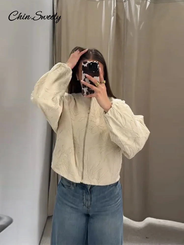 Рисунок 4 - Повседневная женская куртка-бомбер с вышивкой