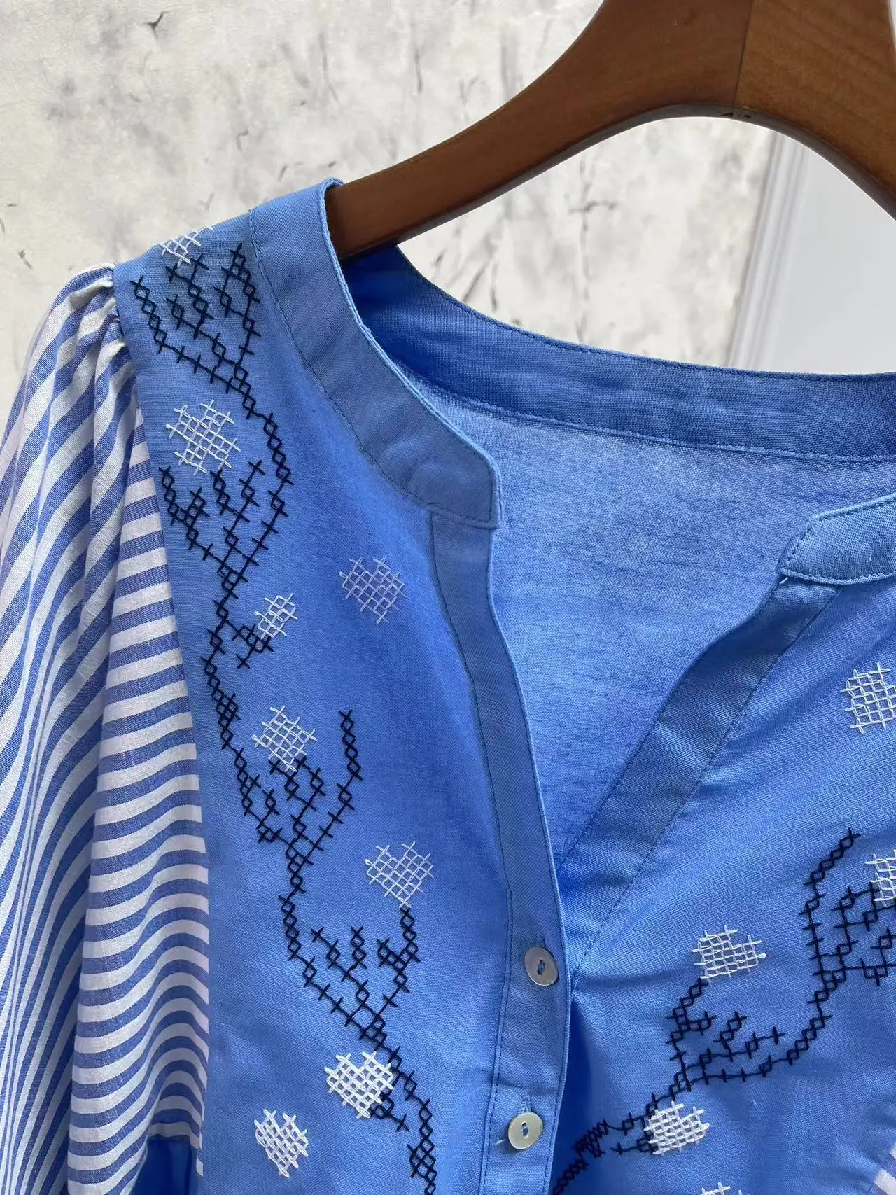 Camisa solta feminina bordada listrada azul, manga lanterna, gola redonda, nova, início do outono, 2022