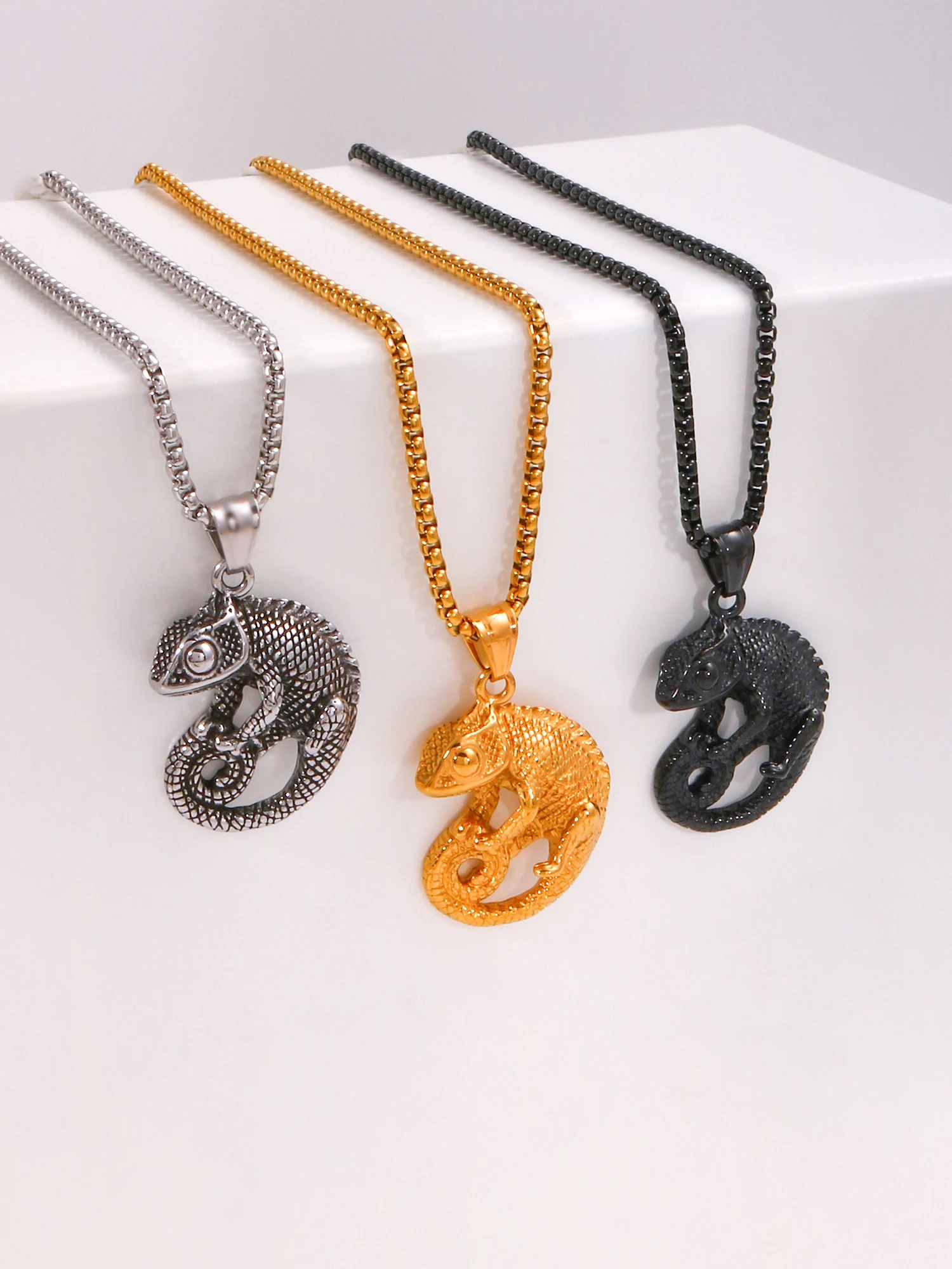 

1PC Vintage Titanium Steel Chameleon Necklace for Men Reptile Pet Necklace Man Jewelry Gift for Him
