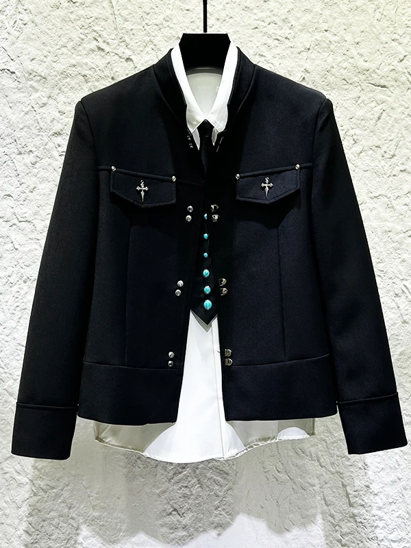 

Новая модная мужская куртка с утепленными плечами и декоративными элементами, короткий рукав, воротник-стойка, в китайском стиле, с металлическим декором