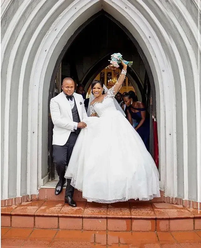 

Индивидуальные элегантные свадебные платья с вырезом-лодочкой, длинными рукавами, пышной юбкой, королевским шлейфом и кружевными аппликациями.