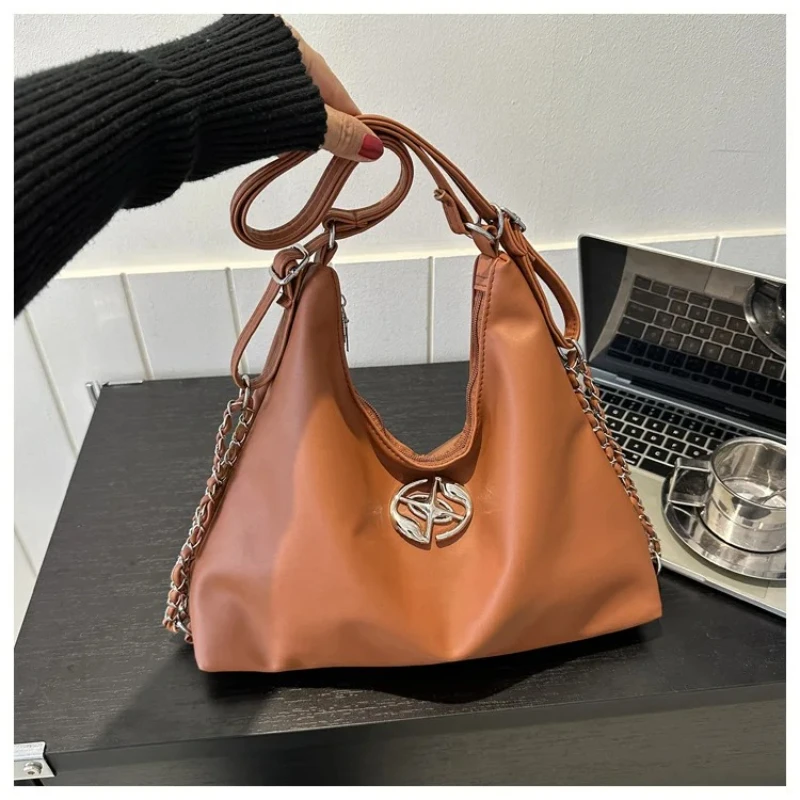 

New women's backpack, made of soft PU material, retro crossbody bag, Y2K style, large capacity chain shoulder bag,