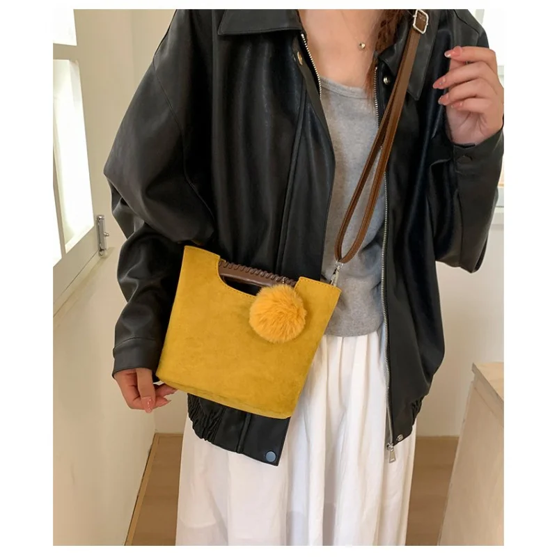 

Women Retro Shoulder Bag Medium Pu Leather Handbag Classic Buckle Design Work Office Commute Everyday Bag