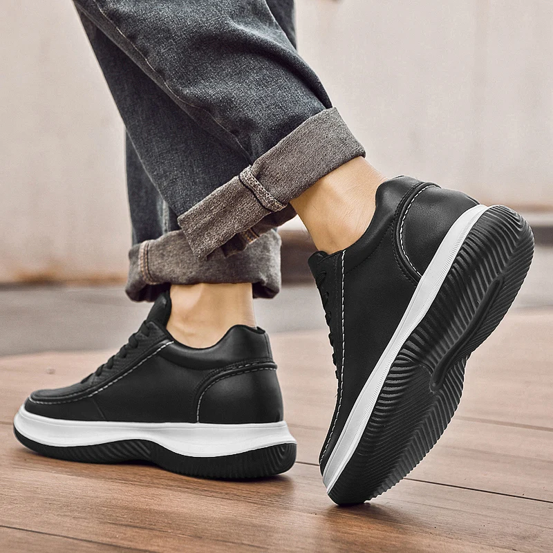 

Черная спортивная обувь из натуральной кожи на толстой подошве. Мужская обувь. Уличная мужская обувь. Мужская обувь, увеличивающая рост.