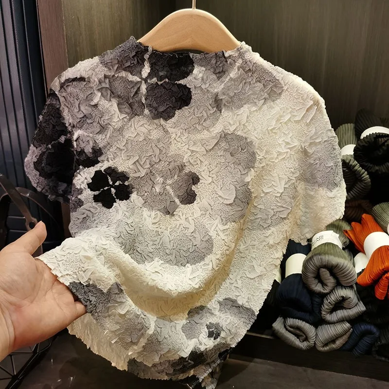 Miyake plissé printemps et été nouveau 2025 dégradé imprimé col mi-haut T-shirt à manches courtes polyvalent plissé doux hauts