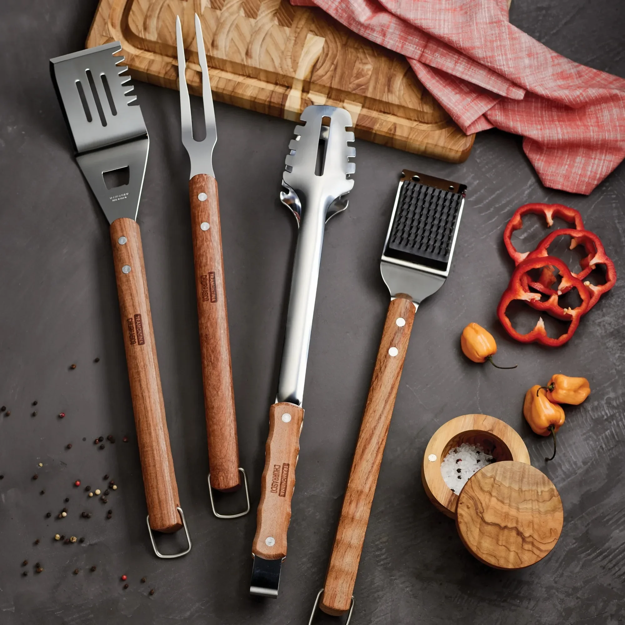 Tramontina Churrasco BBQ فرشاة شواء من الفولاذ المقاوم للصدأ مقاس 18.6 بوصة مع مقبض خشبي وشعيرات مدببة