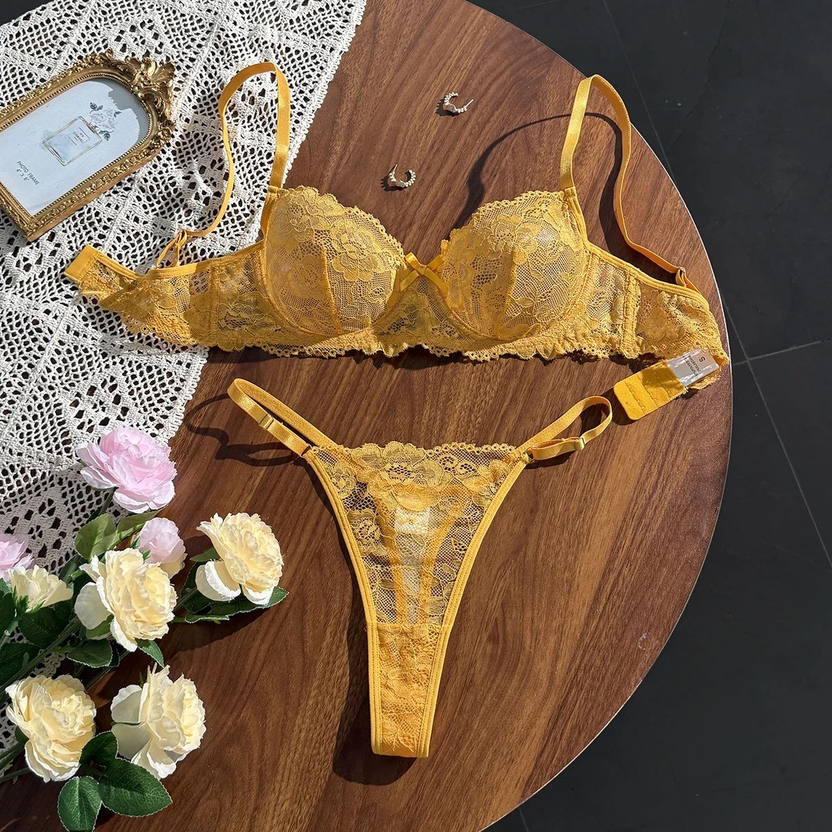 Gelbes Spitzen-Blumen-Damen-BH-Set, ultradünn, 2-teiliges Kombi-Set mit BH und Unterwäsche für bequemes Tragen als Unterwäsche. – Detail 7