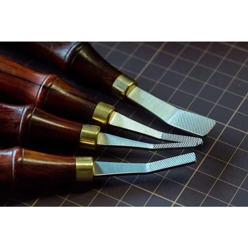 The wooden handle leather surface is polished, and the rhombus texture has high hardness and longer service life.