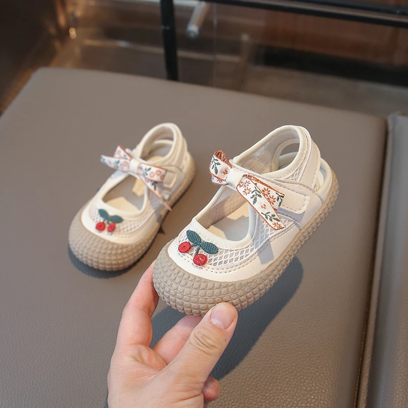 

Летние детские сандалии для девочек с вышивкой, в стиле Лолита, с милым вишневым узором, ажурные, нескользящие, для школы, повседневные, сетчатые, спортивные