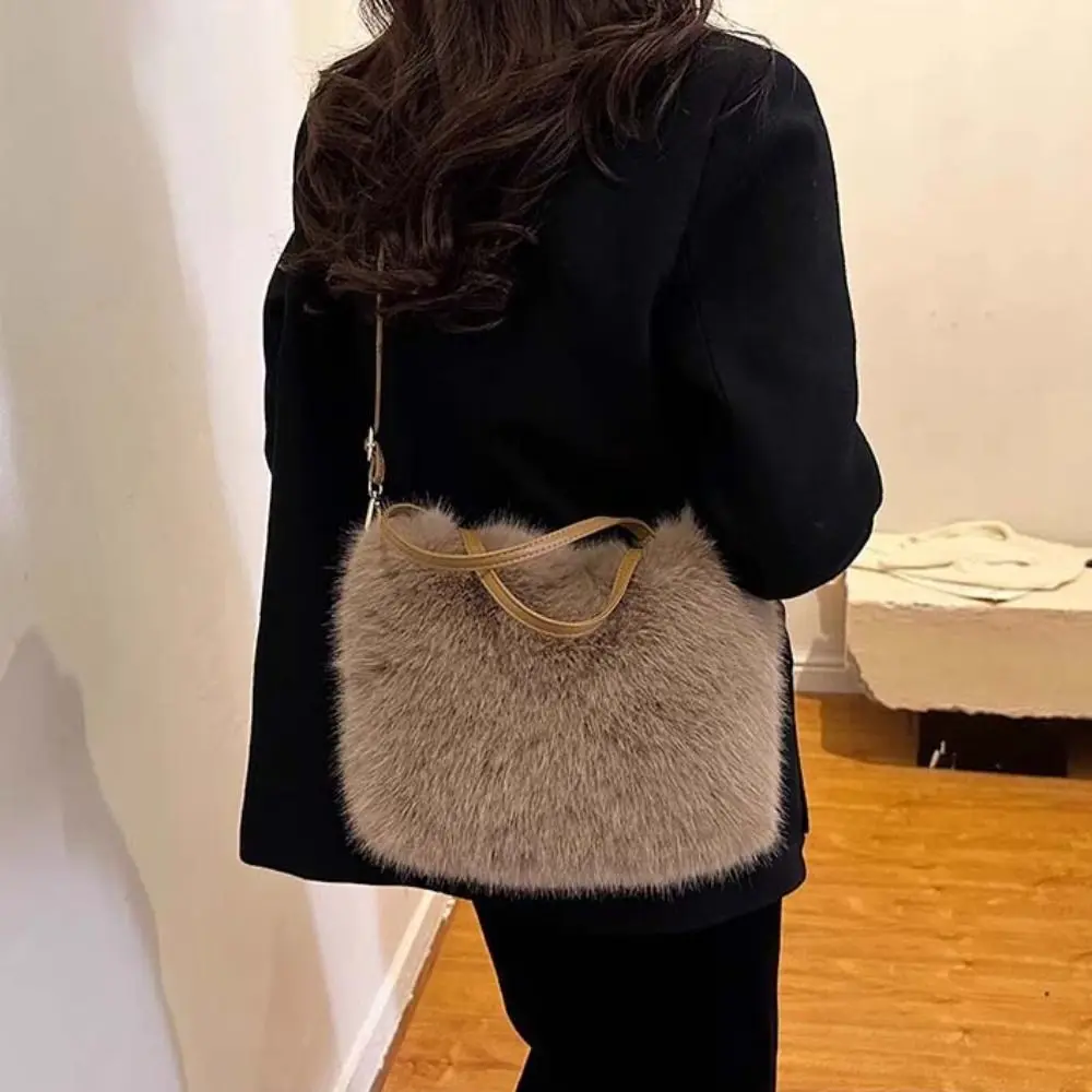 Korean Style Plush Square Crossbody Bag Solid Color Niche Design Faux Rabbit Fur Handbag Tote Bag Handbag Small Phone Bag image 2