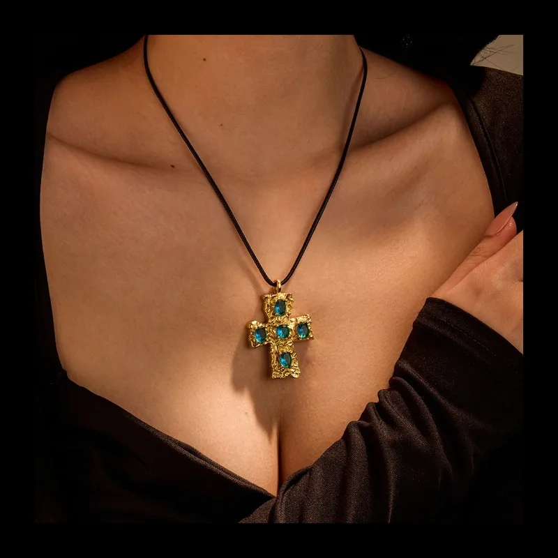 

Новое легкое роскошное ожерелье премиум-класса из нержавеющей стали с текстурированным крестом и цирконием из титановой стали, кожаная веревка, цепочка на ключицу, ювелирные изделия