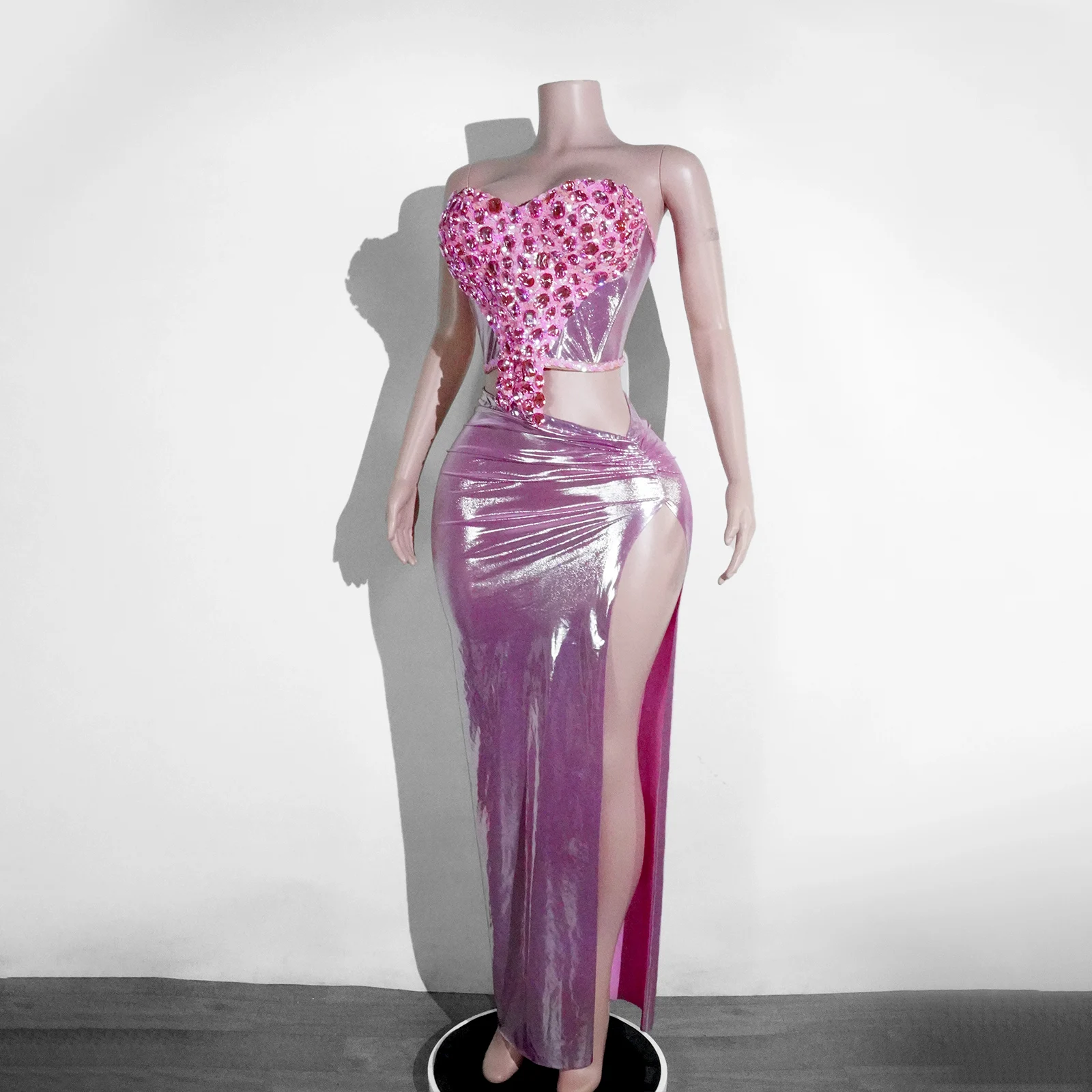 فستان من قطعتين غير متماثل من الماس الوردي اللامع بتصميم GOGO للسيدات مثير بدون حمالات تنورة علوية تناسب أداء الرقص الزي