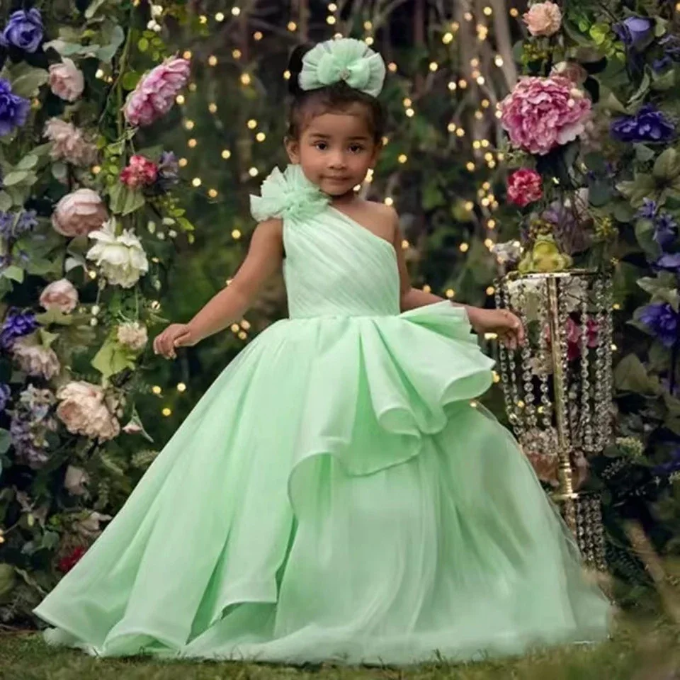Maßgeschneidertes weißes Blumenmädchenkleid mit einer Schulter für Hochzeitsfeiern, bodenlanges Tüll-Ballkleid für Babys, Erstkommunionkleid – Detail 3