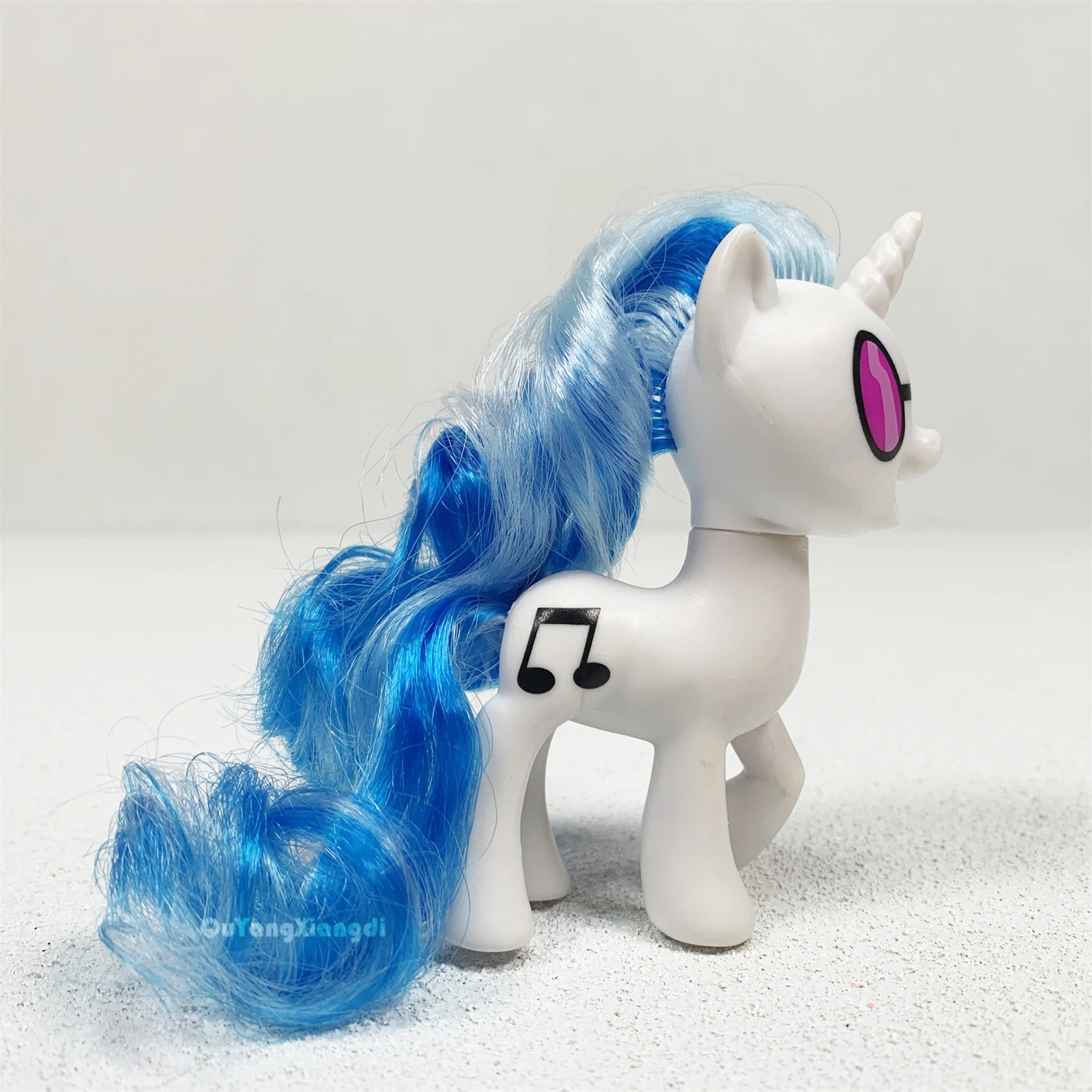 P8-150 Action Figures 8cm Little Cute Horse Model Doll Music prince wearing sunglasses Toys for Children