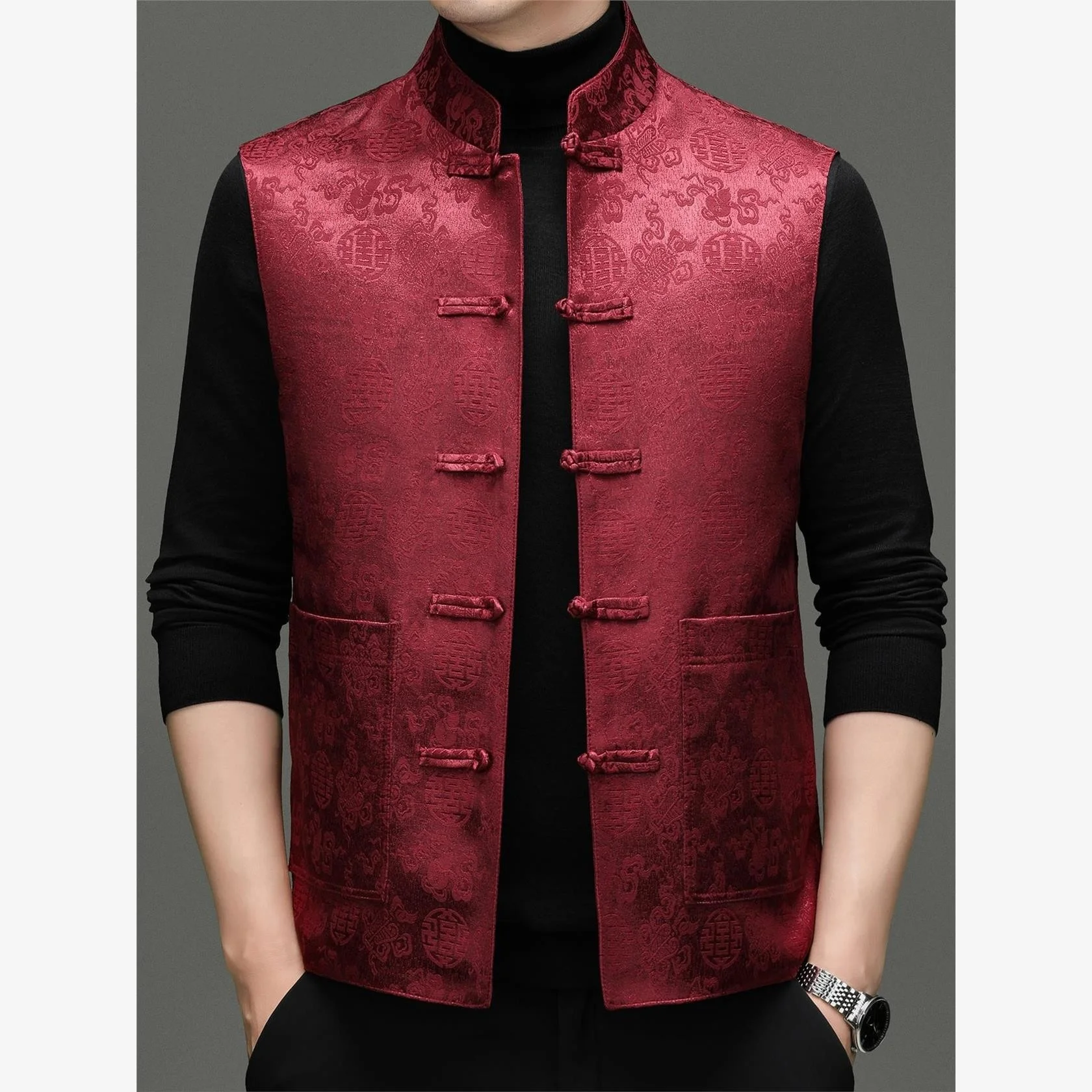 

Мужской легкий пуховый жилет с воротником-стойкой в традиционном китайском стиле, с вышивкой и пуговицами, из мягкого полиэфирного волокна, средней толщины.