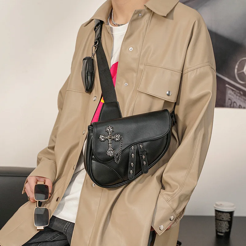 

Trendy rivet chain, versatile flip cover portable saddle bag, commuting single-shoulder loose change bag