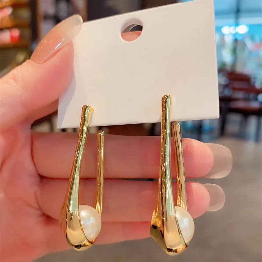 2024 Luxury fashion Gold Color Unique Earrings Shell Pearl Hollow Drop Earrings Women Party Engagement Vintage Fashion Jewelry