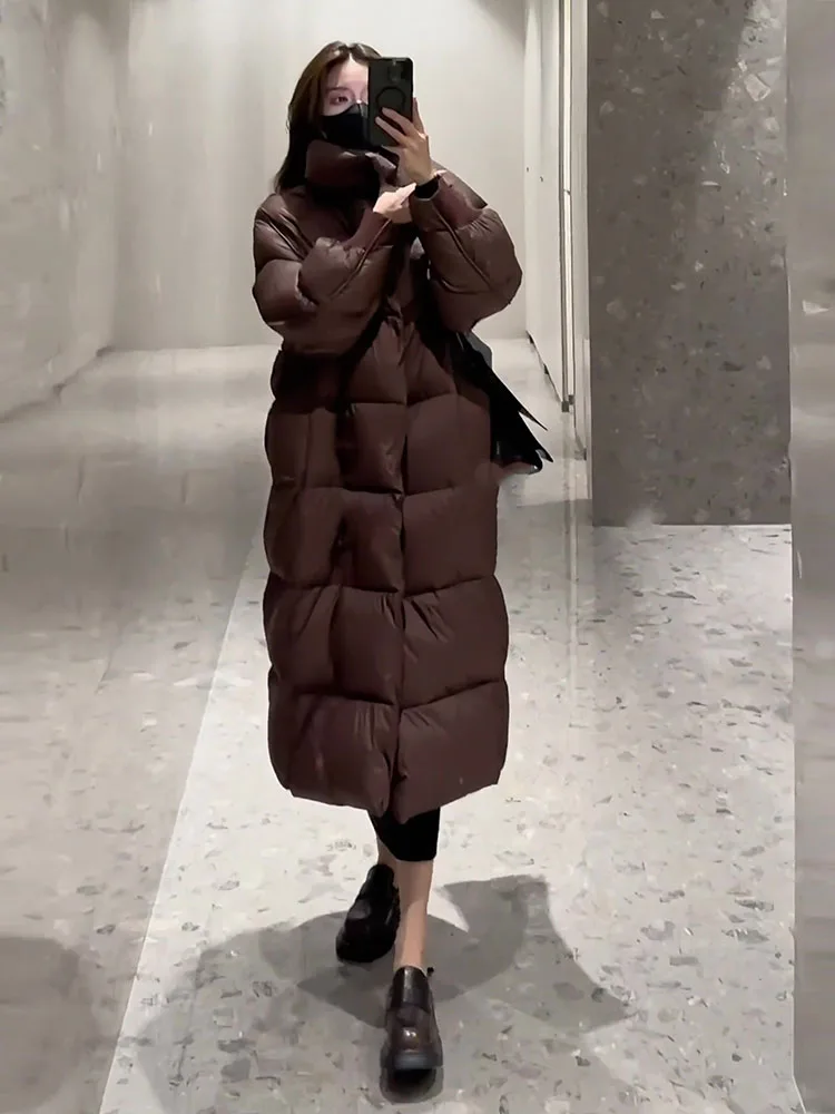 Modna, uniwersalna, ocieplana kurtka puchowa z dużym kołnierzem, biała, damska, idealna do dojazdów do pracy, trend 2024.