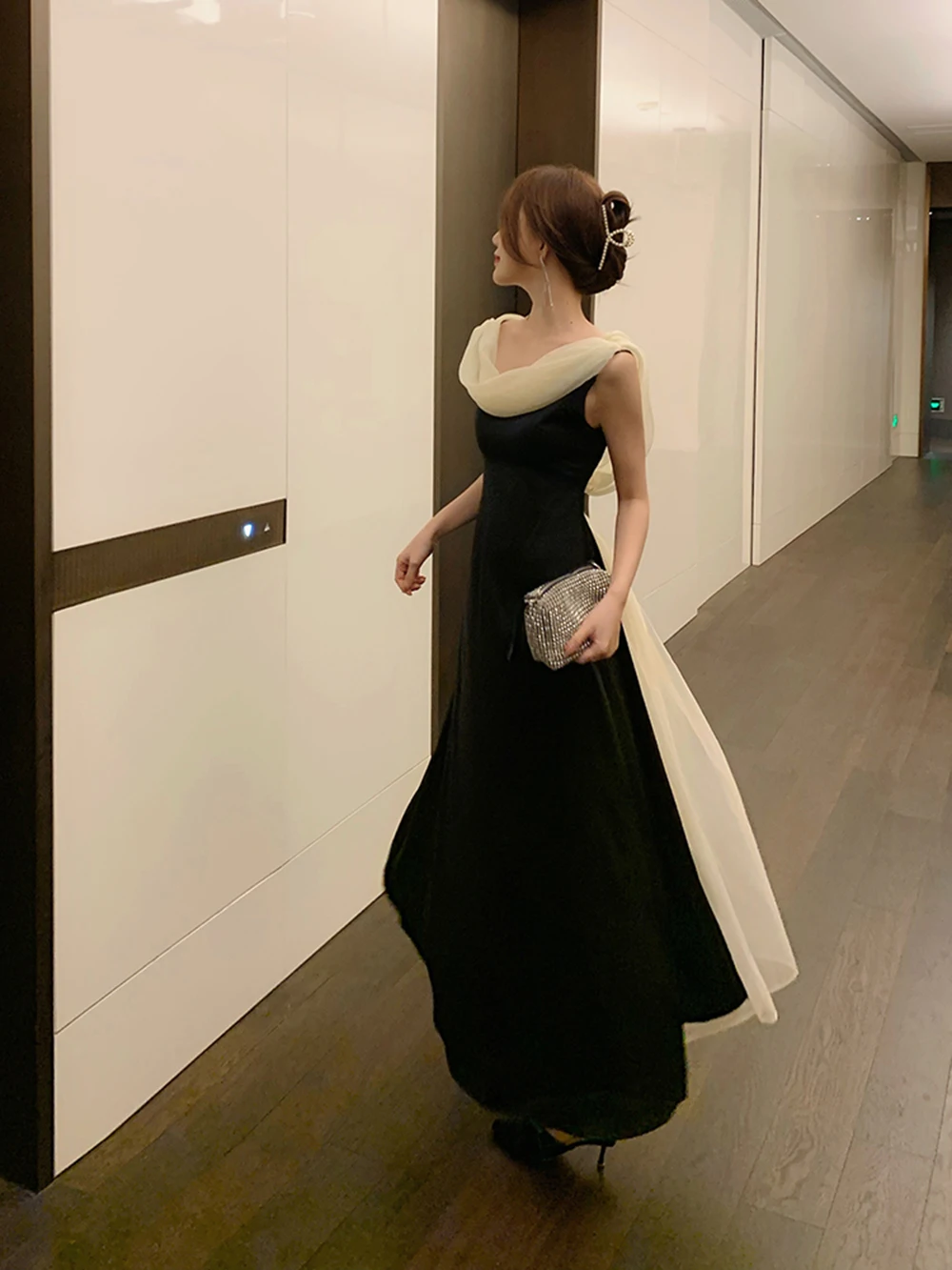 Elegant Women Black Evening Dress Light Luxury Simple Pleated Tulle Swing Collar Design Prom Gown High Fork Tiered Party Vestido