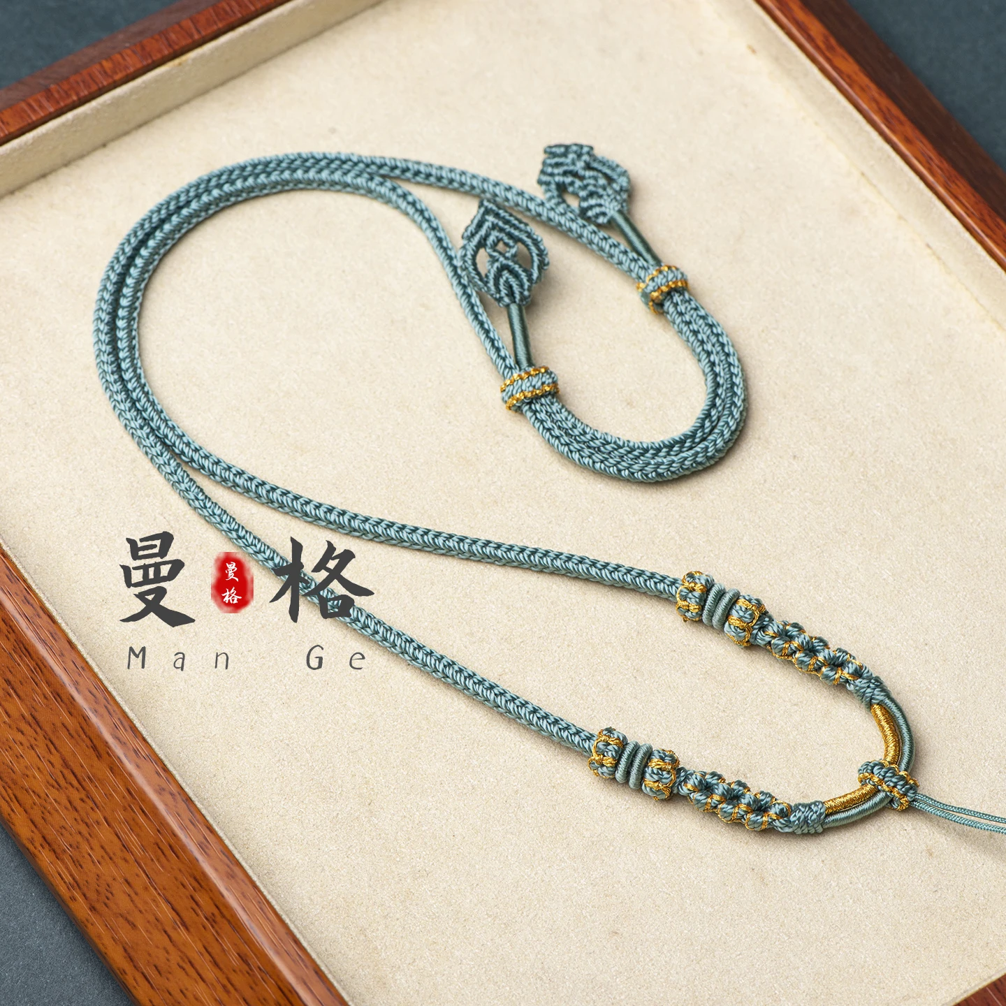 حبل مجدول يدويًا بثماني خيوط مع عقدة زهرة الخوخ، حبل للقلادات مع قلادات من اليشم والذهب والكهرمان، حبل تعليق بأسلوب عرقي