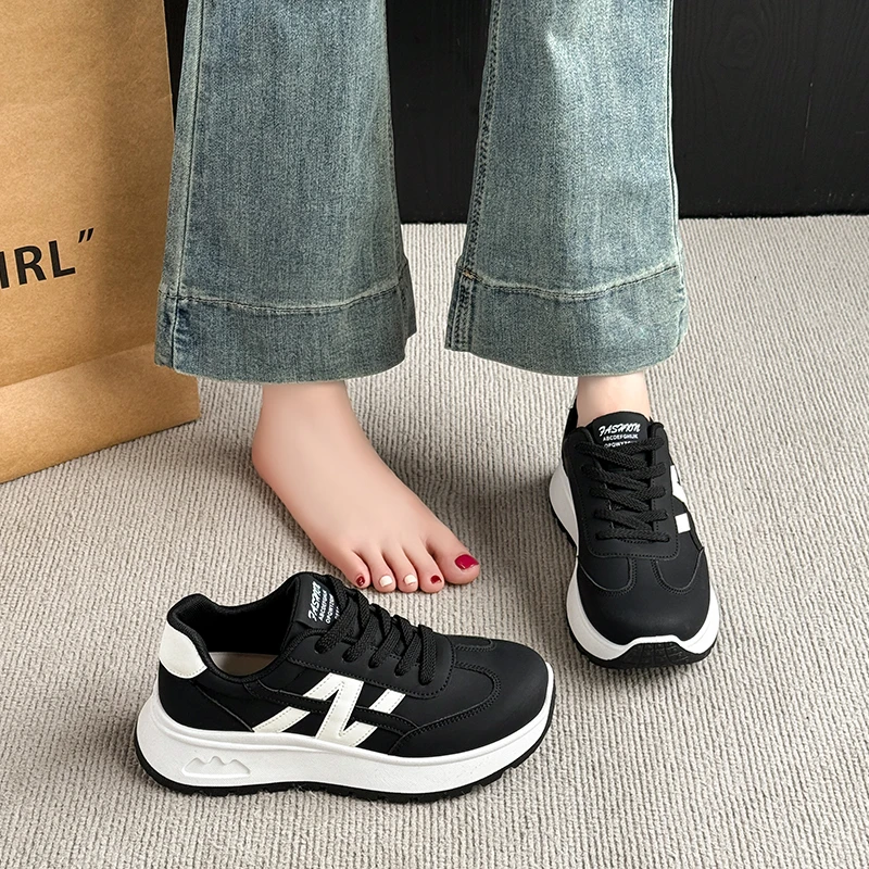 2026 ربيع جديد أحذية رياضية من الجلد المرأة جولة الرأس الدانتيل سميكة القاع حذاء كاجوال احذية الجري العصرية ومتعددة الاستخدامات