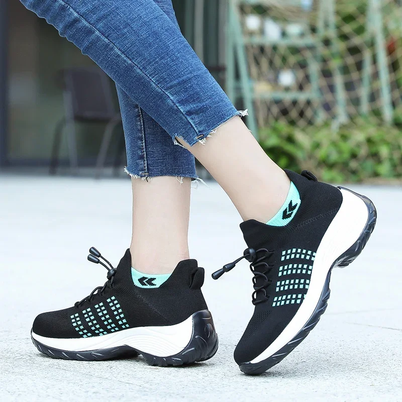 Moda feminina tênis para caminhada sapatos esportivos de fitness plataforma grossa altura crescente respirável mocassins elásticos senhora formadores