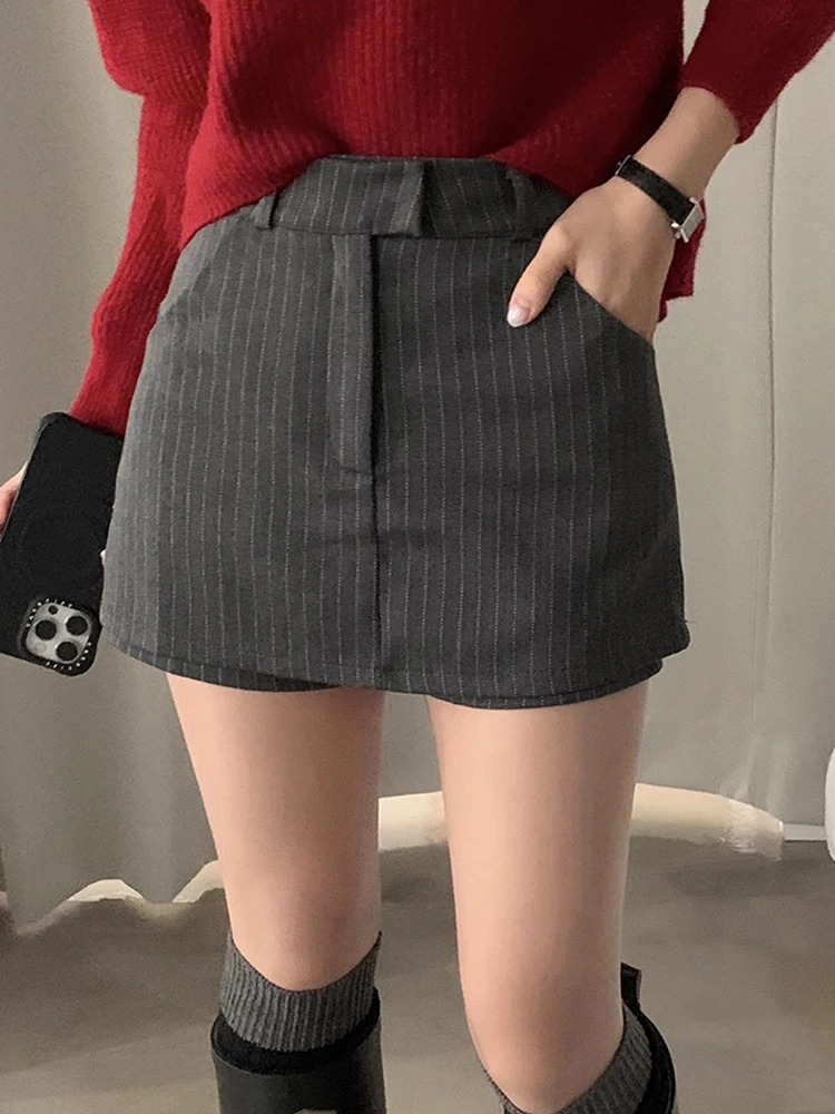 Elegancki damski garnitur: spodnie i spódnica w pionowe paski z wysokim stanem, fason A-line, casual, moda jesień-zima, plus size, szerokie nogawki, prosty krój.
