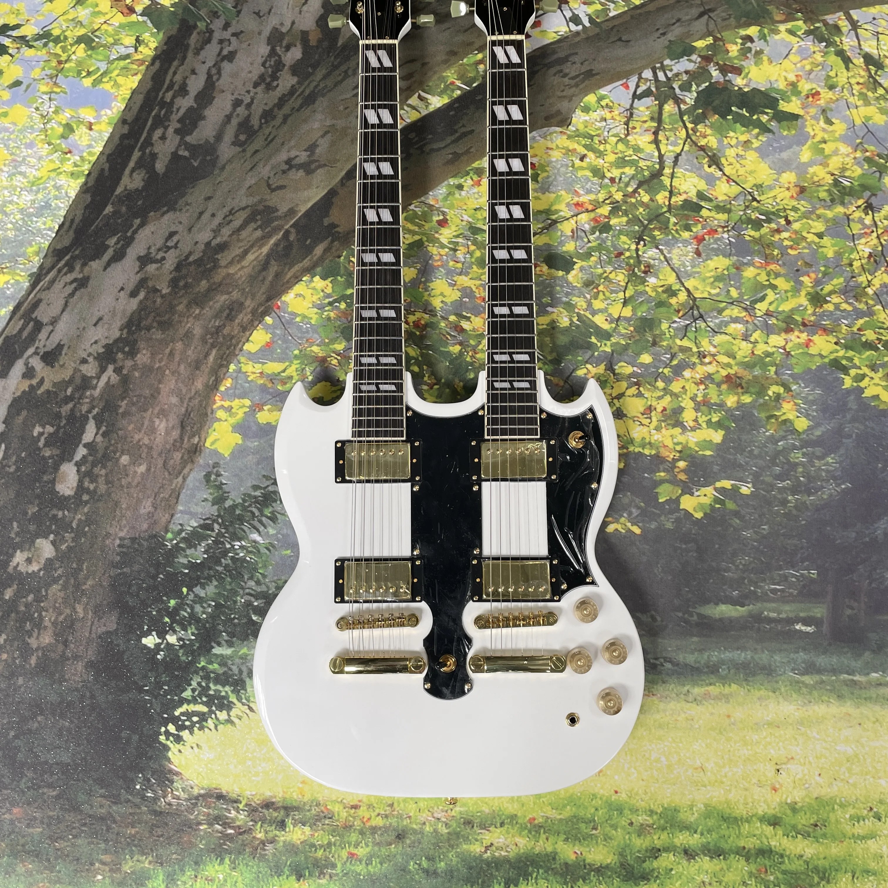 

12+6 Electric Guitar, Rosewood Fretboard with Block InlaysGuitars, Gold Hardware Speed-Picking Electric Guitarra