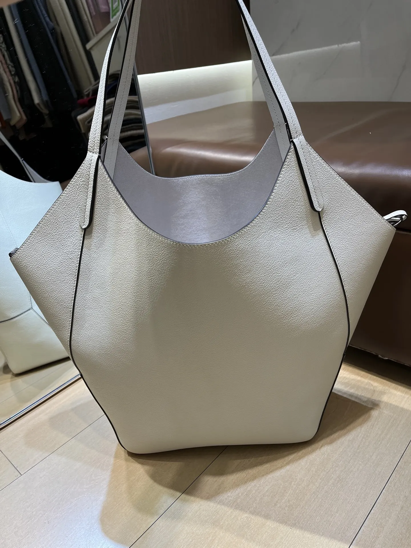 2026年秋冬新作 高品質でおしゃれなラムスキンハンドバッグ - Women X Bags のレビューと価格